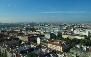 Aerial view of the Vienna cityscape highlighting the prime location to rent office space at Handelskai 94-96, 1200 Vienna (Brigittenau).