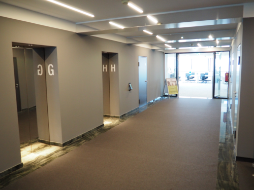 Well-maintained corridor leading to a bright and spacious office space rental at Handelskai 94-96, 1200 Vienna Brigittenau.