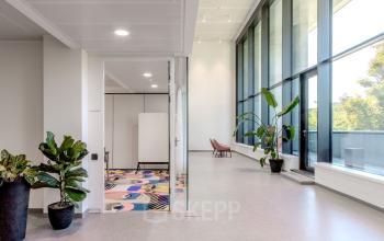 Moderner Büroraum in Siemensstraße 89, 1210 Wien, mit einer hellen Fensterfront und minimalistischer Dekoration. Perfekt für die Bürofläche mieten oder Büroraum mieten in Floridsdorf.