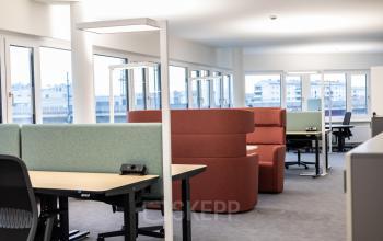 Helles Büro in der Siemensstraße 89, 1210 Wien mit modernen Arbeitsplätzen und großzügigen Fensterfronten. Ideal für Büro mieten oder Bürofläche mieten in Floridsdorf.