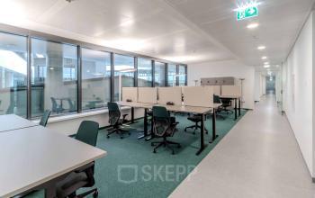 Helles Büro in Siemensstraße 89, 1210 Wien (Floridsdorf) mit modernen Arbeitsplätzen zum Büro mieten. Große Fensterflächen bieten viel Tageslicht und eine ansprechende Atmosphäre.