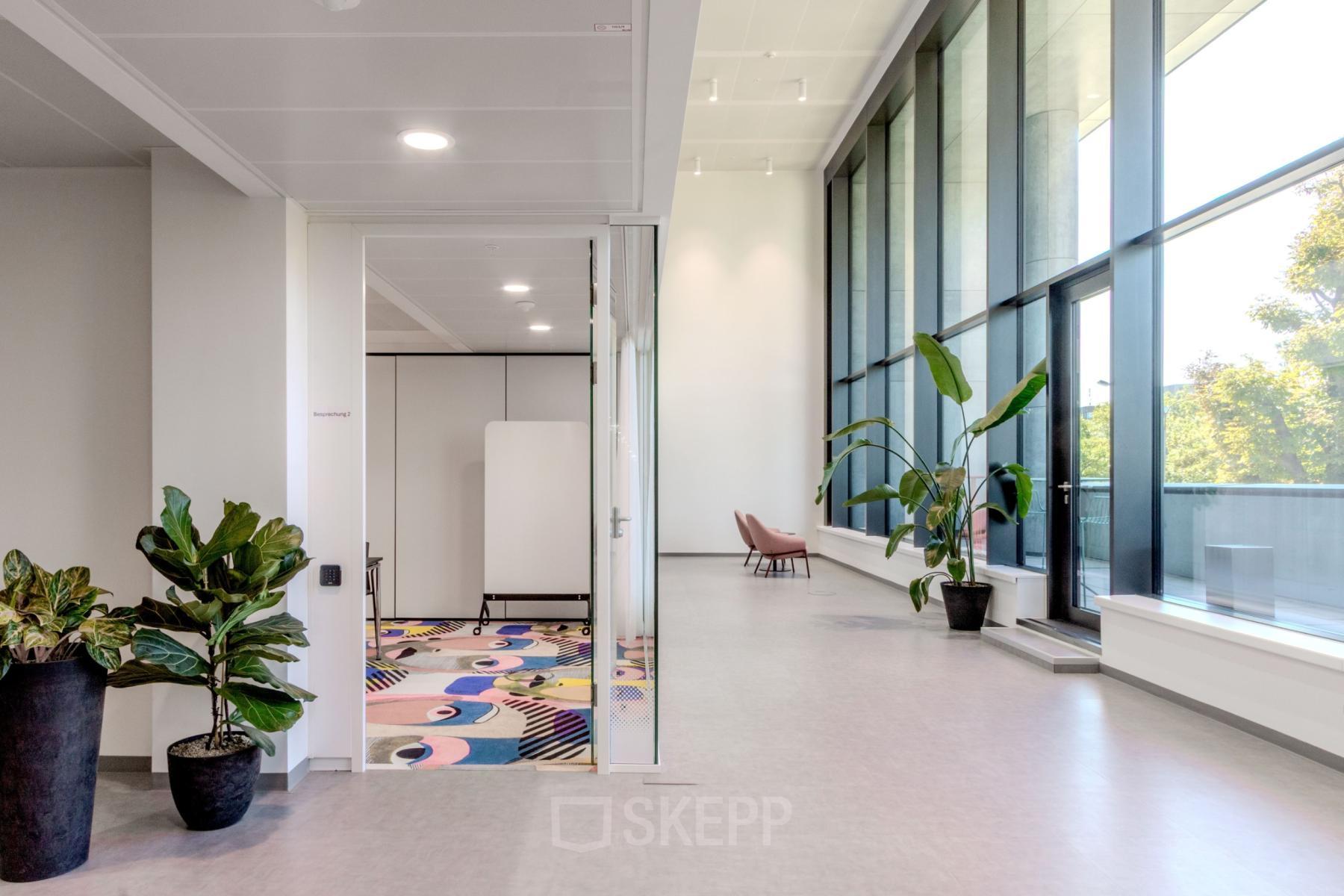 Moderner Büroraum in Siemensstraße 89, 1210 Wien, mit einer hellen Fensterfront und minimalistischer Dekoration. Perfekt für die Bürofläche mieten oder Büroraum mieten in Floridsdorf.