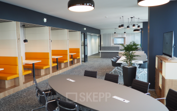 Modern office space rental at Donau-City-Straße 7, 1220 Vienna, featuring sleek furnishings and versatile workspaces.
