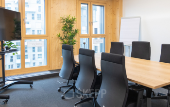 Helles Büro mit großem Konferenztisch in der Janis-Joplin-Promenade 26, 1220 Wien Donaustadt, ideal zum Büroraum mieten.