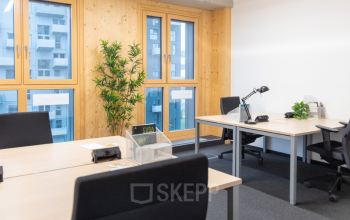 Moderne bürofläche mieten in der Janis-Joplin-Promenade 26, 1220 Wien Donaustadt, helle Räumlichkeiten mit Holzakzenten und ergonomischen Möbeln.