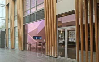 Spacious and well-lit lobby area of an office space rental at Wagramer Straße 19, 1220 Vienna, with modern architectural features.