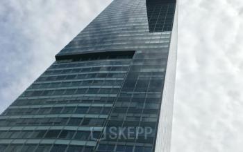 Modern high-rise with glass facade at Wagramer Straße 19 offering office space rental in 1220 Vienna Donaustadt.