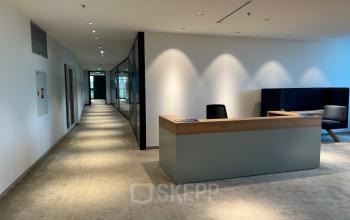 Well-lit office space rental with a modern reception desk at Wagramer Straße 19, in 1220 Vienna Donaustadt.