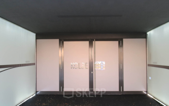 Streamlined office entrance at Kolbegasse 66, 1230 Vienna Liesing, suitable for those looking to rent office space.