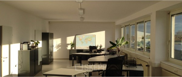 Bright office space rental at Kolbegasse 66, 1230 Vienna Liesing with modern furniture and a warm atmosphere.