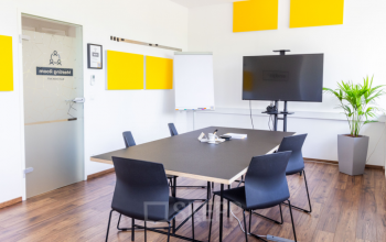 Heller Besprechungsraum mit modernem Konferenztisch und Stühlen in einem Büro in Anton-Baumgartner-Straße 125, 1230 Wien Liesing zum Mieten.