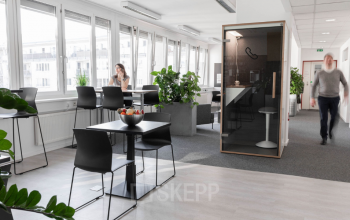 Modernes Büro mit Tischen und bequemen Stühlen, Personen bei der Arbeit, in der Anton-Baumgartner-Straße 125, 1230 Wien Liesing.