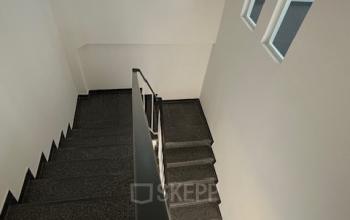 Treppenhaus des Bürogebäudes in der Eitnergasse 13, 1230 Wien, Liesing. Gut beleuchteter, sauberer Innenbereich, ideal für Unternehmen, die ein Büro mieten möchten.