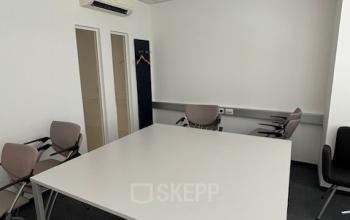 Büroraum in der Eitnergasse 13, 1230 Wien (Liesing) mit mehreren Stühlen um einen großen Tisch.