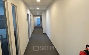 Innenansicht eines Bürogebäudes in Eitnergasse 13, 1230 Wien (Liesing), mit einem langen, hell beleuchteten Flur und modernen Büroräumen.