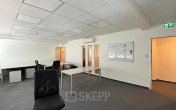 Moderner Büroraum in der Eitnergasse 13, 1230 Wien, Liesing mit mehreren Tischen und Stühlen zu mieten.