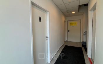 Bürofläche mieten in der Eitnergasse 13, 1230 Wien (Liesing). Flur mit weißen Wänden, mehreren Türen und heller Beleuchtung.