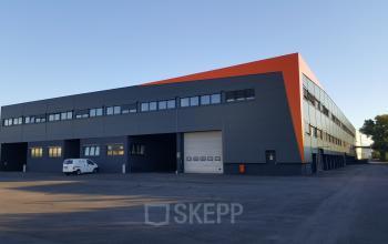 Modern exterior of office space rental at IZ NÖ Süd Straße 3, 2351 Vienna Neudorf with ample parking and a sleek design.