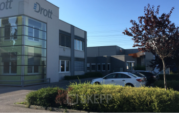 View of Ricoweg 32 office space rental in 2351 Vienna (Neudorf), showing the modern exterior with ample parking space.