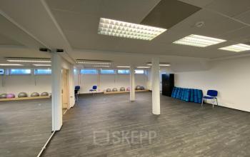 Geräumiger und heller Büroraum zum Mieten am Badener Straße 12 in 2700 Wien Neustadt mit moderner Beleuchtung und flexibler Raumnutzung.