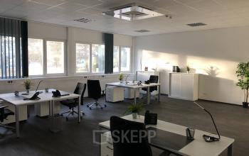 Geräumiges Büro in der Badener Straße 12, 2700 Wien Neustadt, mit modernen Arbeitsplätzen und natürlicher Beleuchtung – ideal zum Büroraum mieten.