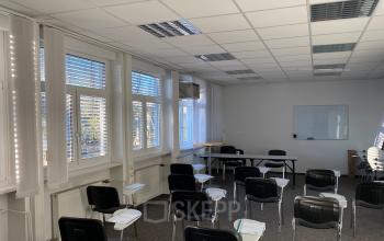 Heller Büroraum zum Mieten in der Badener Straße 12, 2700 Wien-Neustadt, mit Tischen und Stühlen, ideal für Meetings