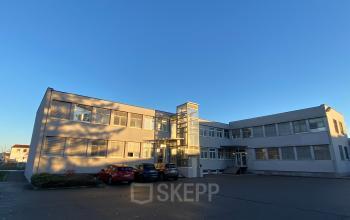 Modernes Bürogebäude bei Tageslicht in der Badener Straße 12, 2700 Wien Neustadt zur Bürofläche mieten.