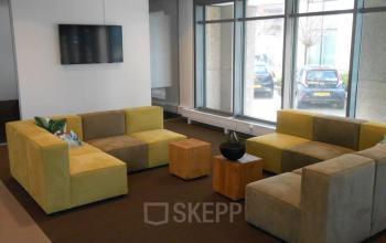 lounge banken tafel televisie loungeruimte amsterdam zuidoost informele setting kantoor