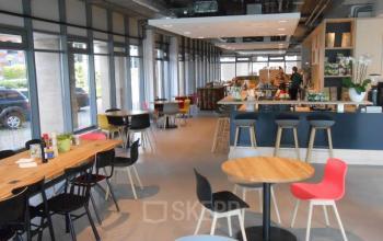 lunchruimte amsterdam zuidoost kantoor catering ontbijt lunch tafel stoelen restaurant