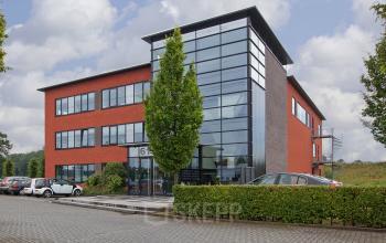Exterior view of office building located at Twentepoort Oost 61, Almelo, with clean lines and modern architecture. Office space rental options available.