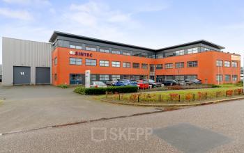 Exterior view of office space for rent at Jool Hulstraat 2-14, Almere Stad. The building has a modern facade with a parking area.