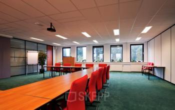 vergaderzaal met flipover beschikbaar bij het huren van kantoorruimte in dit kantoor in almere