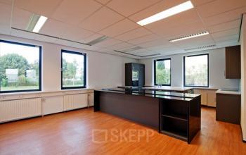 moderne pantry aanwezig in het kantoorgebouw in almere