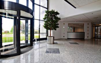 entree met uitstraling en planten aanwezig, fijne binnenkomst in dit representatieve kantoorgebouw in Almere