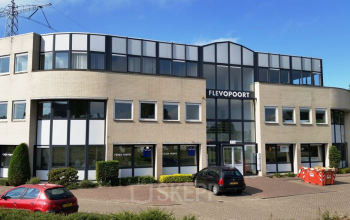 kantoorpand kantoorgebouw voorgevel parkeerplaats Almere