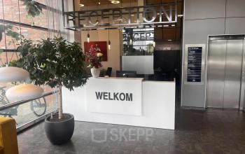 Reception area at Leidse Schouw 2, Alphen aan den Rijn, showcasing sleek design with a prominent 'Welkom' sign and modern finishes, ideal for office space rental.