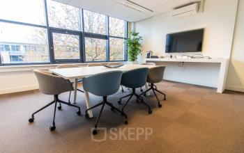 Bright conference room at Europalaan 16, Alphen aan den Rijn, with a meeting table, chairs, and large windows. Ideal office space rental for meetings and collaboration.