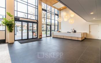 Spacious entrance at Europalaan 16, Alphen aan den Rijn with large windows and modern lighting, perfect for office space rental.