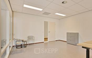 Bright office at Astronaut 28, Amersfoort Calveen, featuring neutral walls, modern ceiling panels, and basic furnishings. Ideal for businesses seeking office space rental with minimal setup.