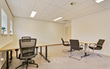 Bright office space for rent at Astronaut 28, Amersfoort Calveen. Features modern desks and chairs in an airy, well-lit workspace, ideal for productivity.