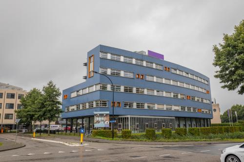 Exterior view of an office building at Maanlander 47 in Amersfoort Calveen, suitable for office space rental. A modern, blue façade with multiple windows.