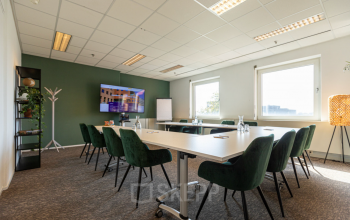 Furnished conference room at Stationsplein 49, Amersfoort Centraal Station, with large windows and a meeting table setup. Ideal for office space rental and business meetings.