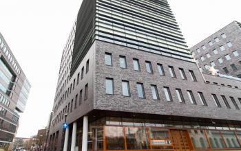 Exterior view of the office building located at Smallepad 32 in Amersfoort Centraal Station, Amersfoort, showcasing large windows and modern architecture. Ideal for office space rental.