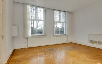 Spacious, unfurnished office to rent featuring elegant wooden flooring and large windows for ample natural light at Stadsring 248-250 in Amersfoort Centrum.