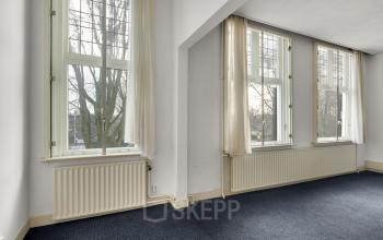 Bright office space with large windows and neutral decor at Stadsring 248-250, Amersfoort Centrum. This office to rent offers a quiet environment ideal for focused work.