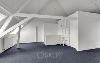 Spacious office space at Stadsring 248-250 in Amersfoort Centrum with high ceilings and natural light. Ideal for rent, this area offers a bright, airy environment for productivity and collaboration.