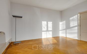 Bright open office space with parquet flooring and a tall lamp, ideal for office space rental at Stadsring 248-250, Amersfoort Centrum.