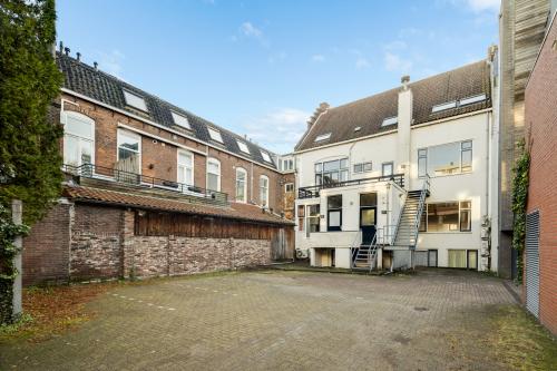 Exterior view of the office building at Stadsring 248-250, Amersfoort Centrum, showcasing a brick facade and multiple windows. Ideal for those looking to rent office space in a convenient location.