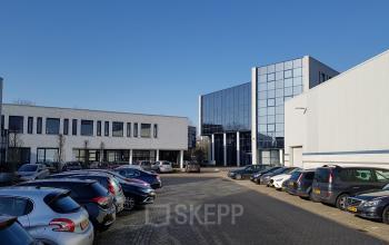 Exterior view of Algolweg 9-11 in Amersfoort De Hoef, featuring modern office buildings with parking spaces available for office space rental.