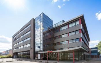 Modern office building at Vanadiumweg 11, Amersfoort Isselt, ideal for office space rental opportunities.
